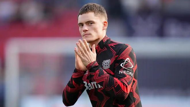 与其说他在 与其说他在